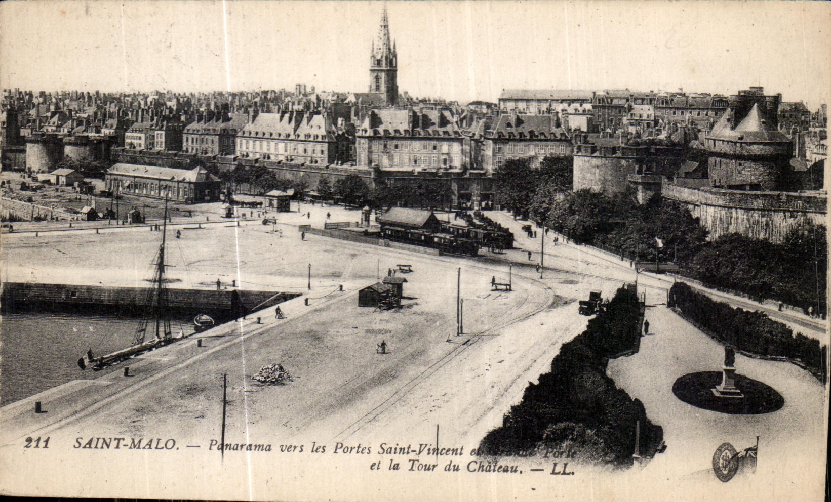 CPA Saint Malo Panarama vers les Portes Saint Vincent et la tour du Chateau