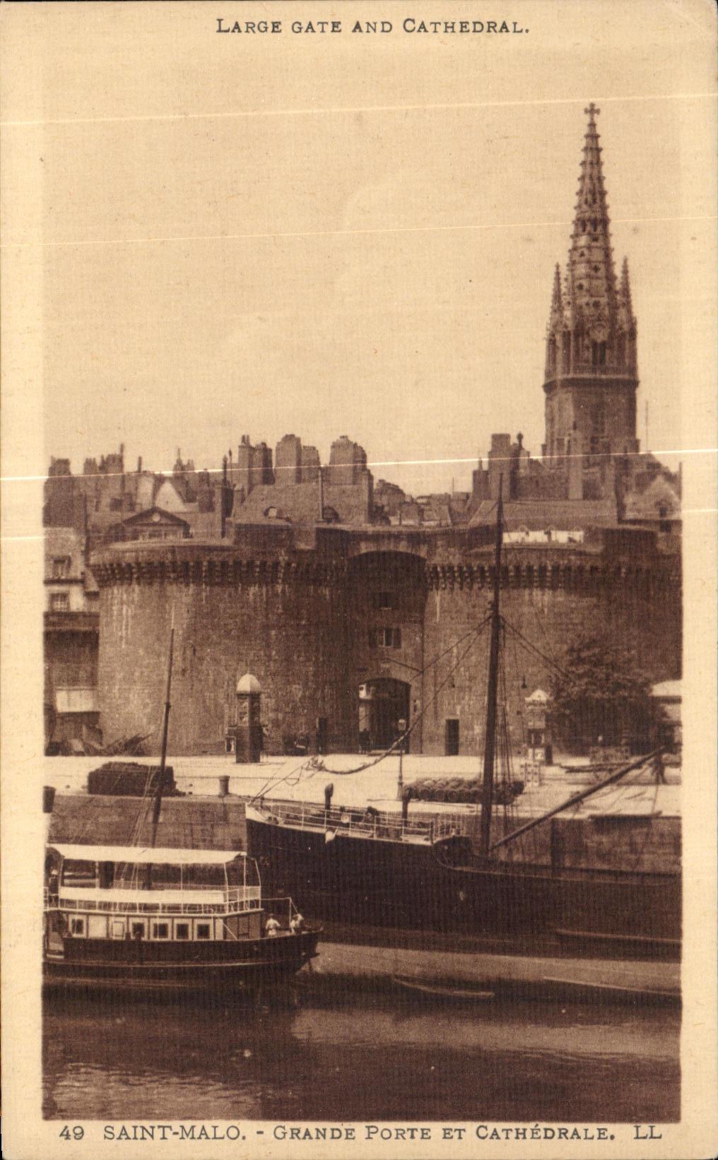 Escombros amplios de CPA y puerta y catedral de Malo del santo de Cahtedral grande
