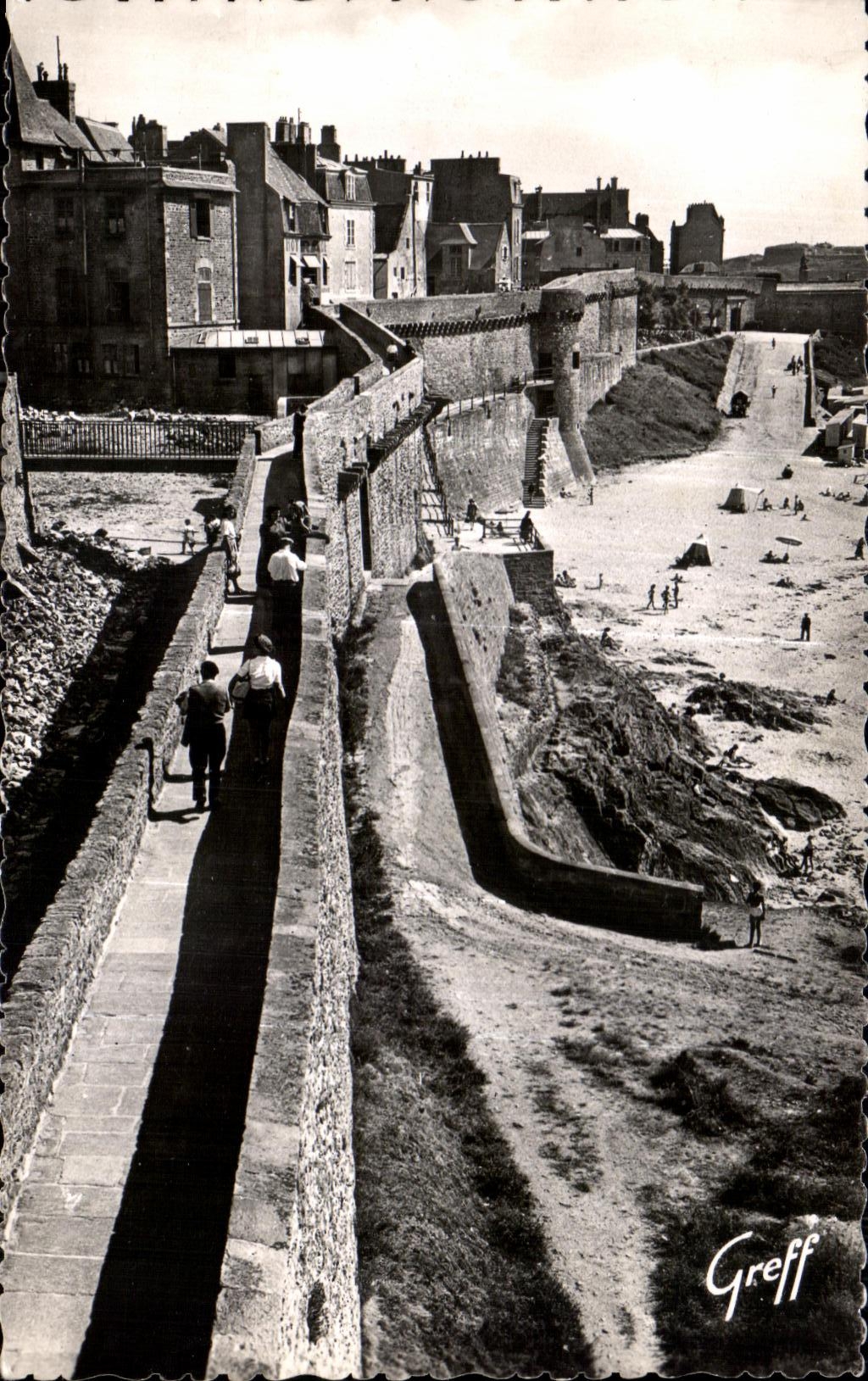 CPA en el santo Malo de Bretana la caminata del fortifiee de la ciudad de las paredes