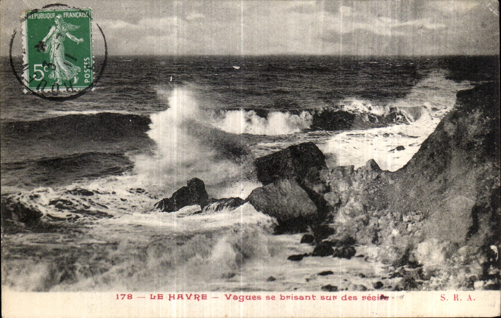 CPA Le Havre Vagues se brisant sur des regise