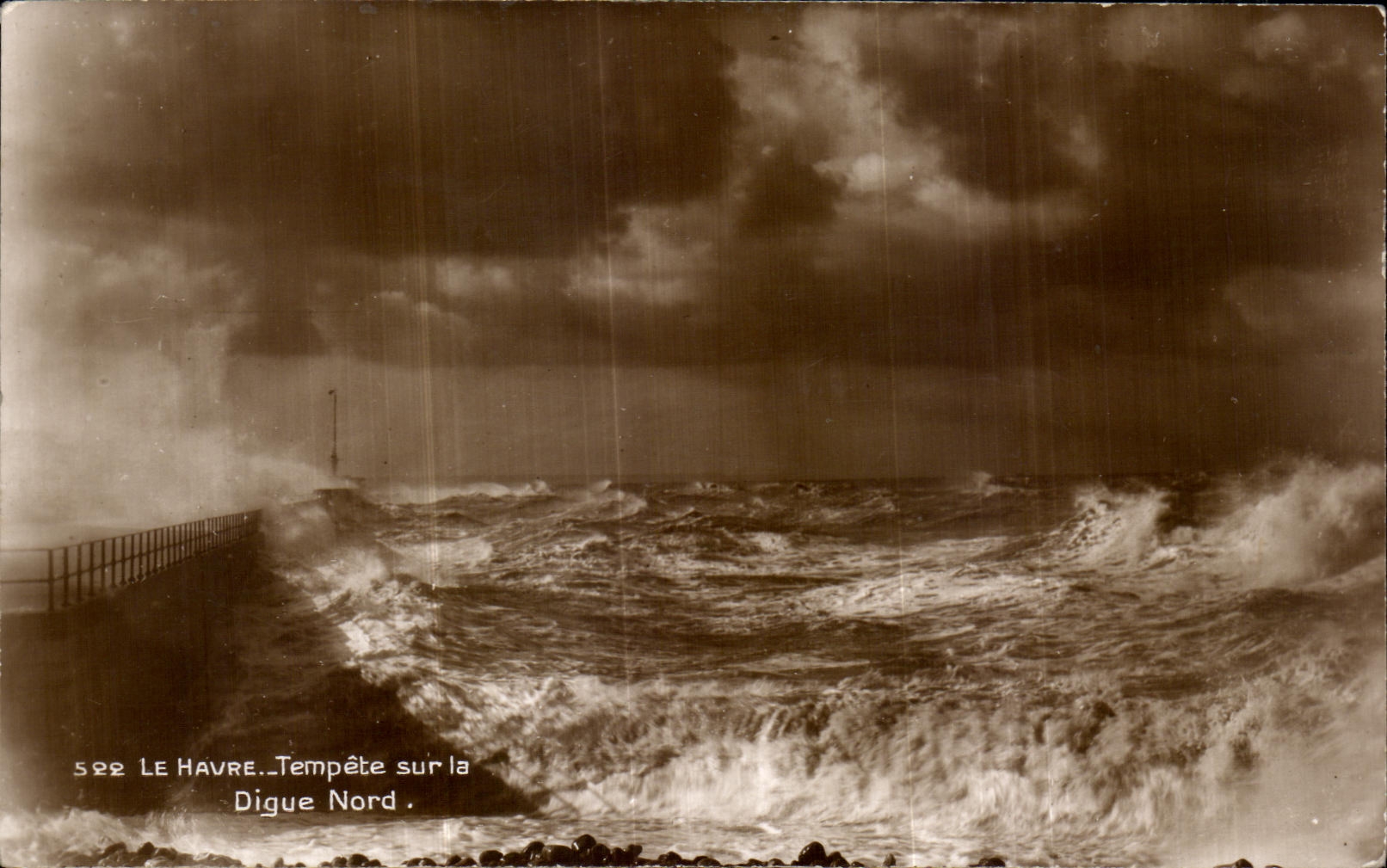 CPA Le Havre Tempete sur la Digue Nord