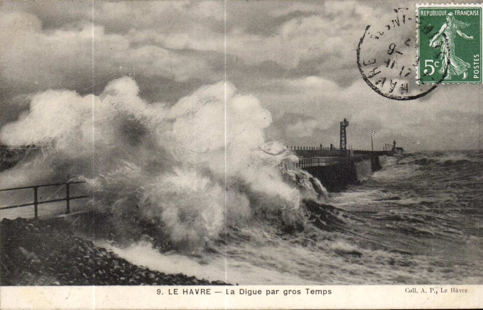 CPA Le Havre La Digue par gros Temps