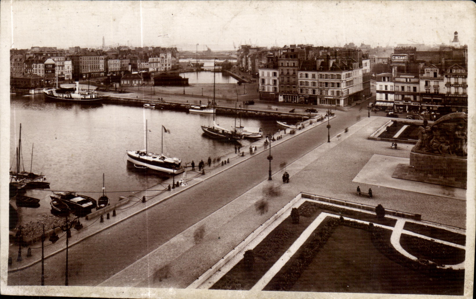 CPA Le Havre Place Place Gambetta et les Bassins