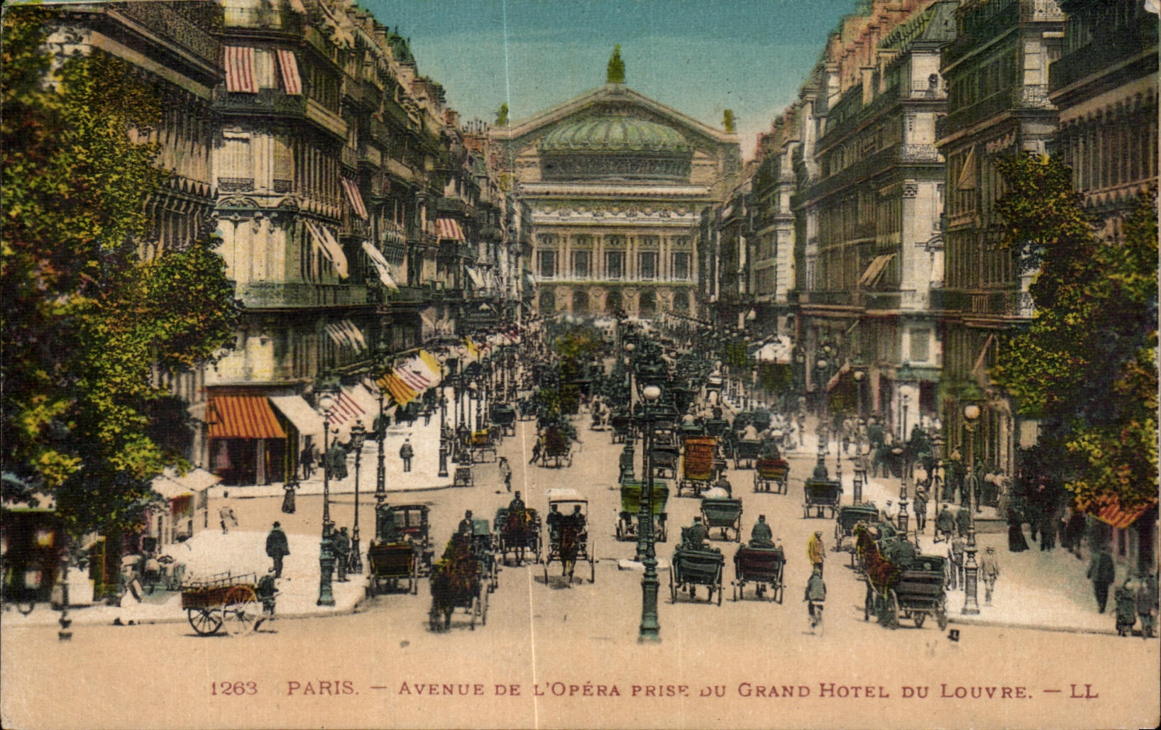 CPA Paris Avenue of Opera taken of the large hotel of the Louvre