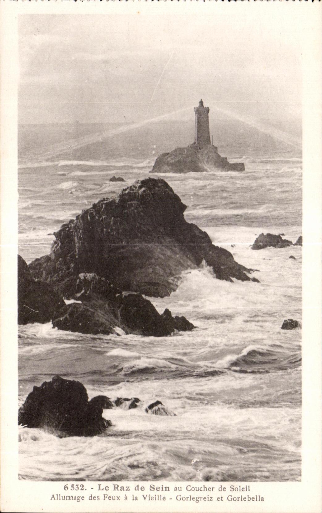 CPA La Pointe du Raz de Sein au Coucher de Soleil Allumuge des Feux a la Vieille Gorlegreiz et Gorlebella