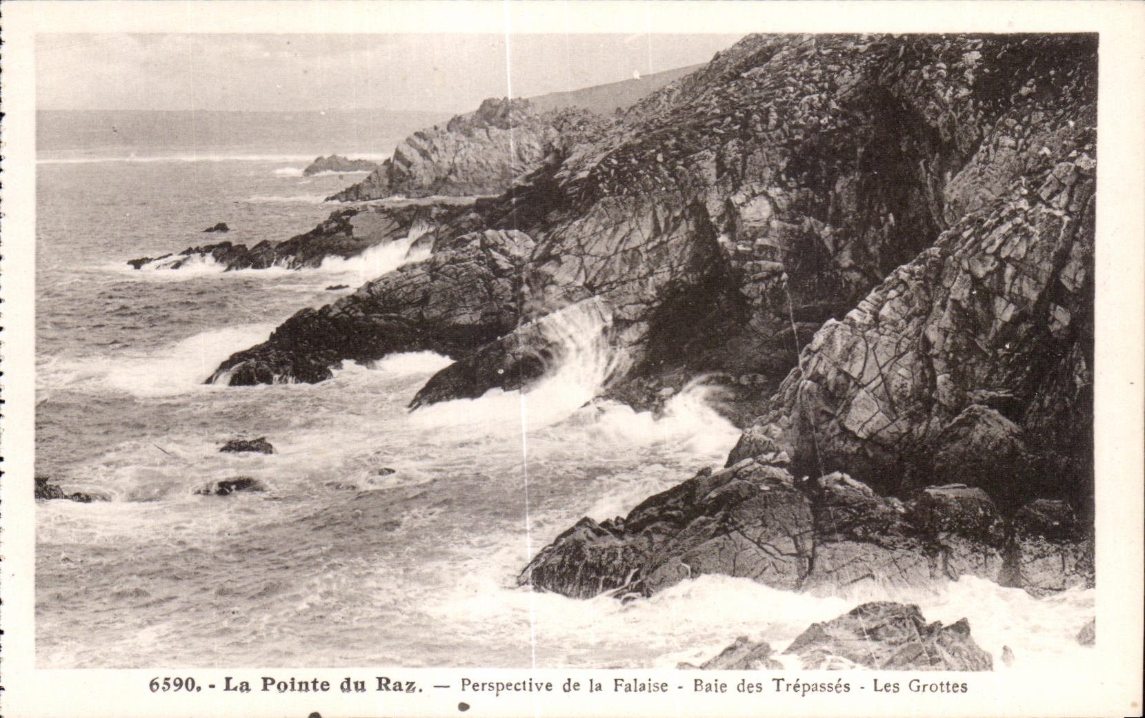 CPA La Pointe du Raz Perspective de la Falaise Baie des Trepasses Les Grottes