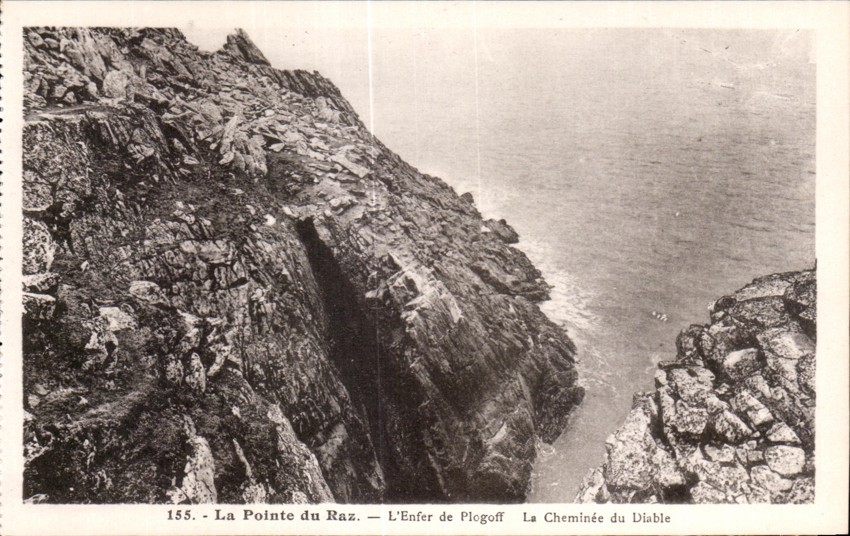 CPA La Pointe du Raz l Enfer de Plogoff La Cheminee du Diable