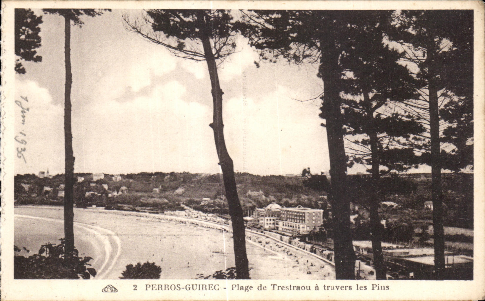 CPA Perros Guirec Plage de Trestraou a travers les Pins