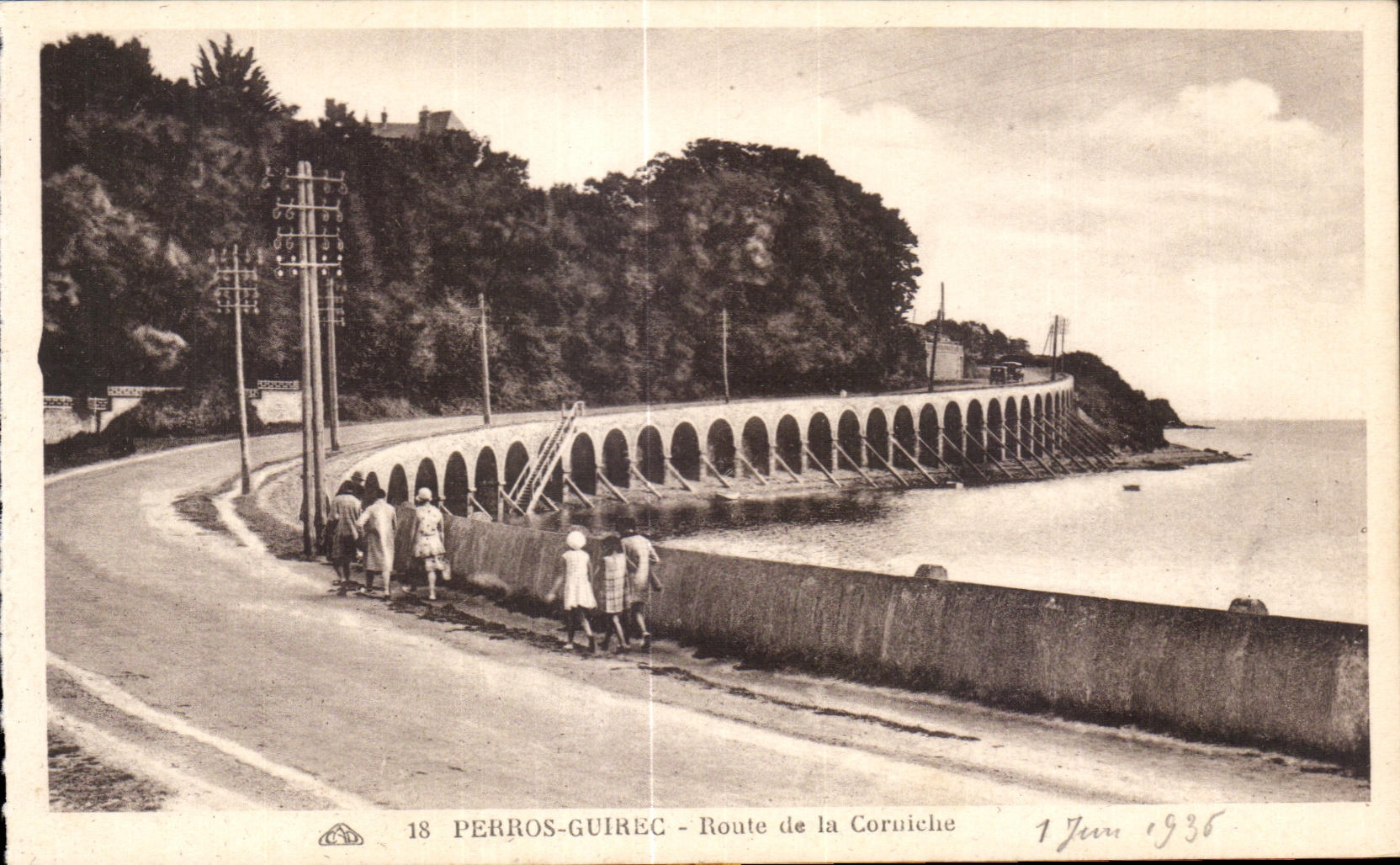 CPA Perros Guirec Route de la Corniehe