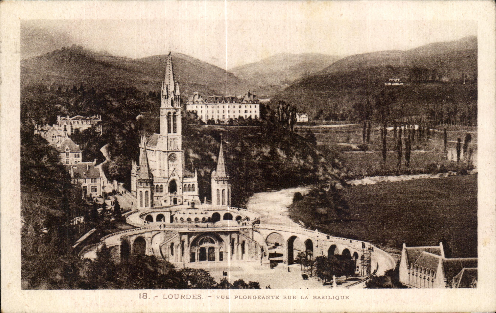 CPA Lourdes Vue Plongeante vers la basilique 