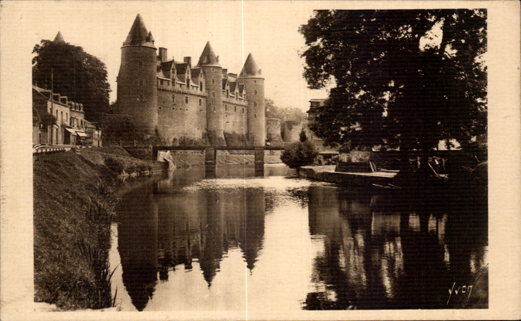 Ataque frontal occidental de CPA Josselin (Morbihan) del castillo de Reflcts adentro que expulso