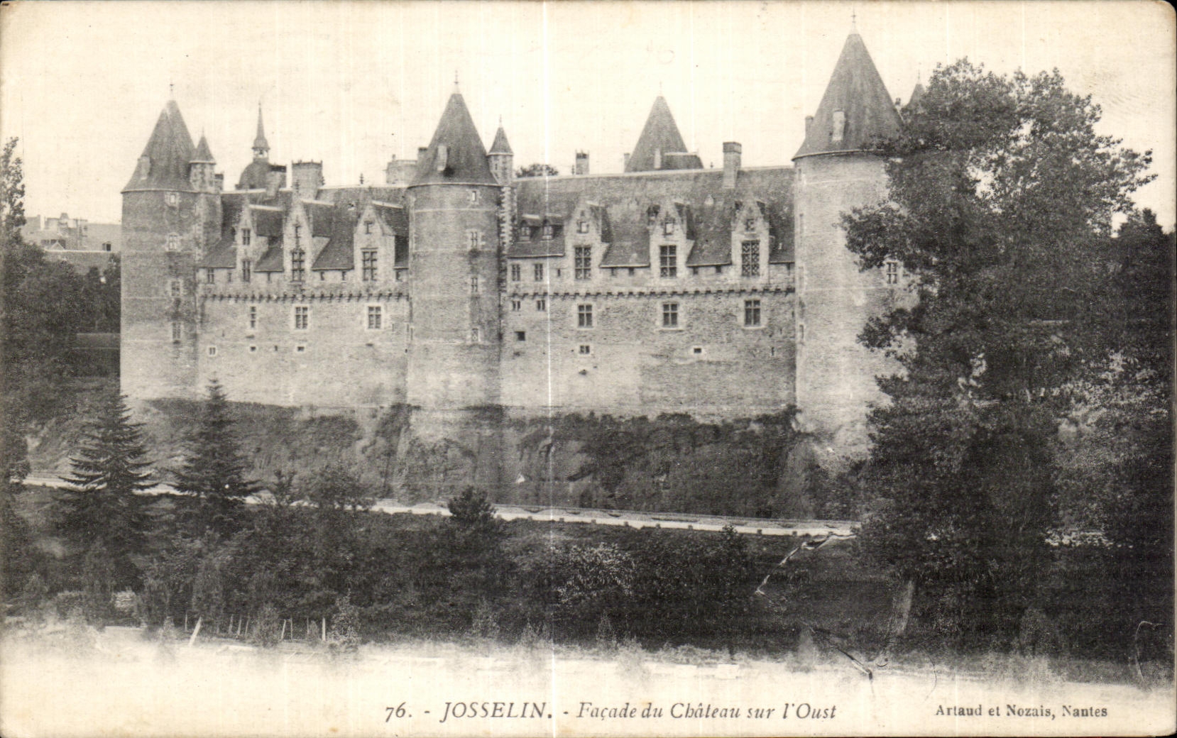 Ataque frontal de CPA Josselin del castillo encendido que expulso