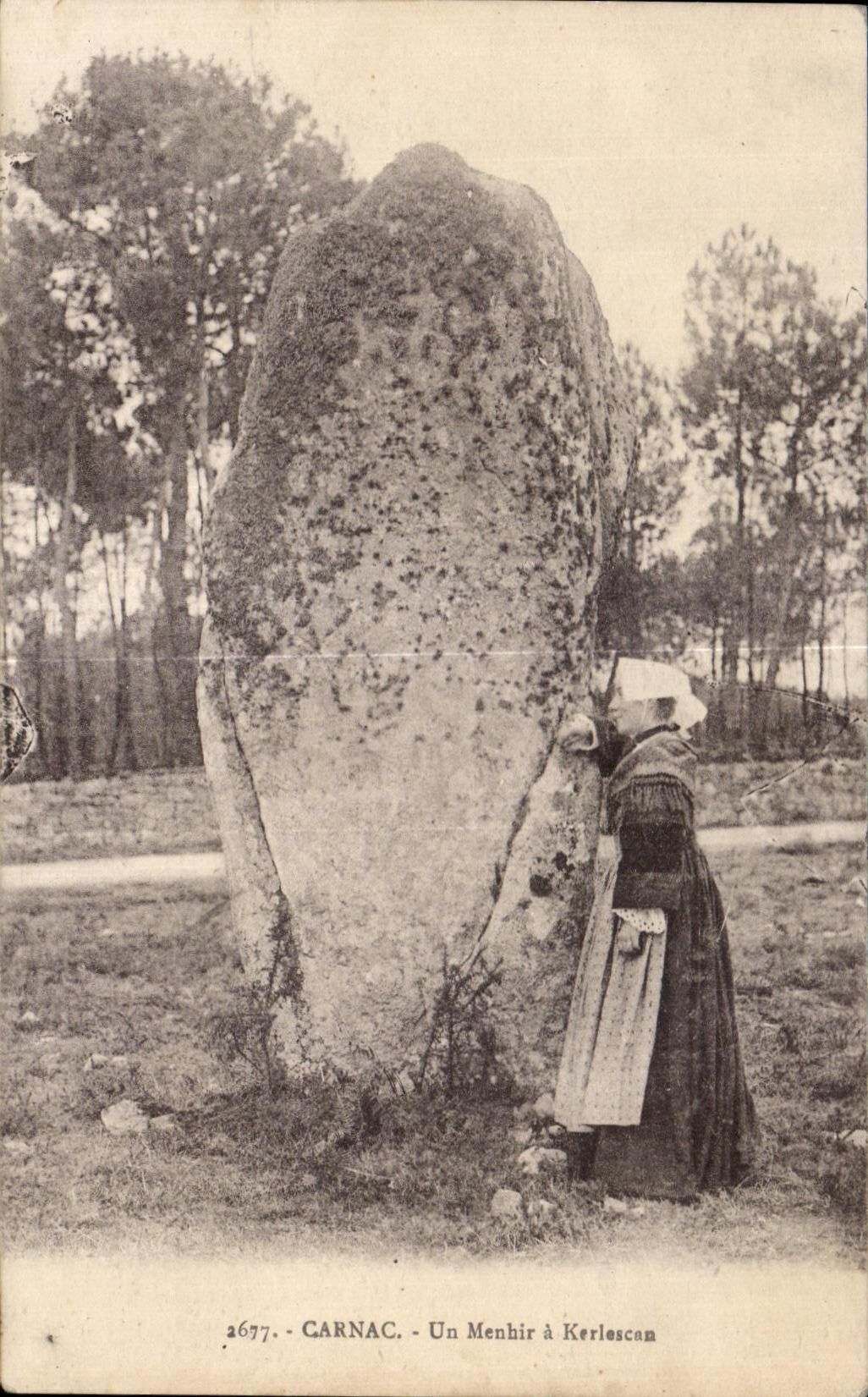 CPA Carnac Un Menhir a Kelescan Folklore Costume Coiffe