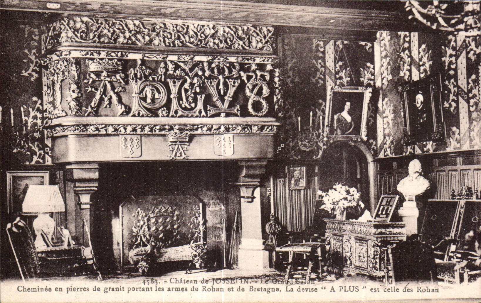 Castillo de CPA de Josselin la chimenea grande de la sala de estar fuera de las piedras del granito que llevan las armas de Rohan y de Bretana