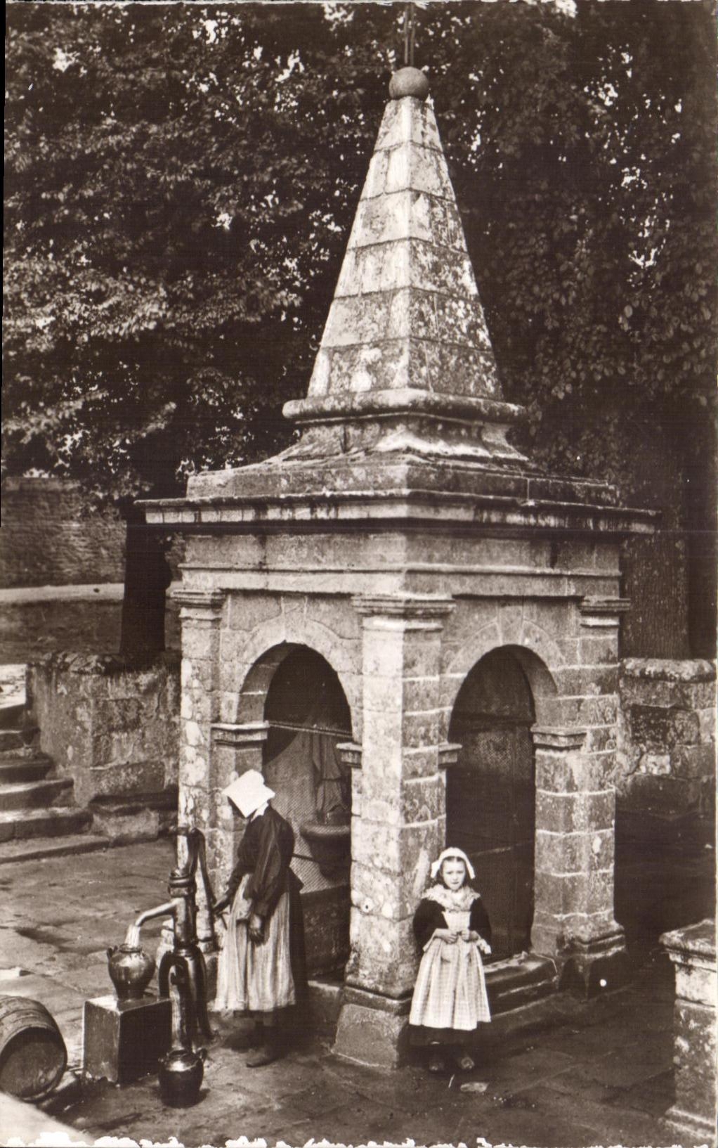 CPSM Carnac Fontaine Sainte Cornelie Folklore Costume Enfant