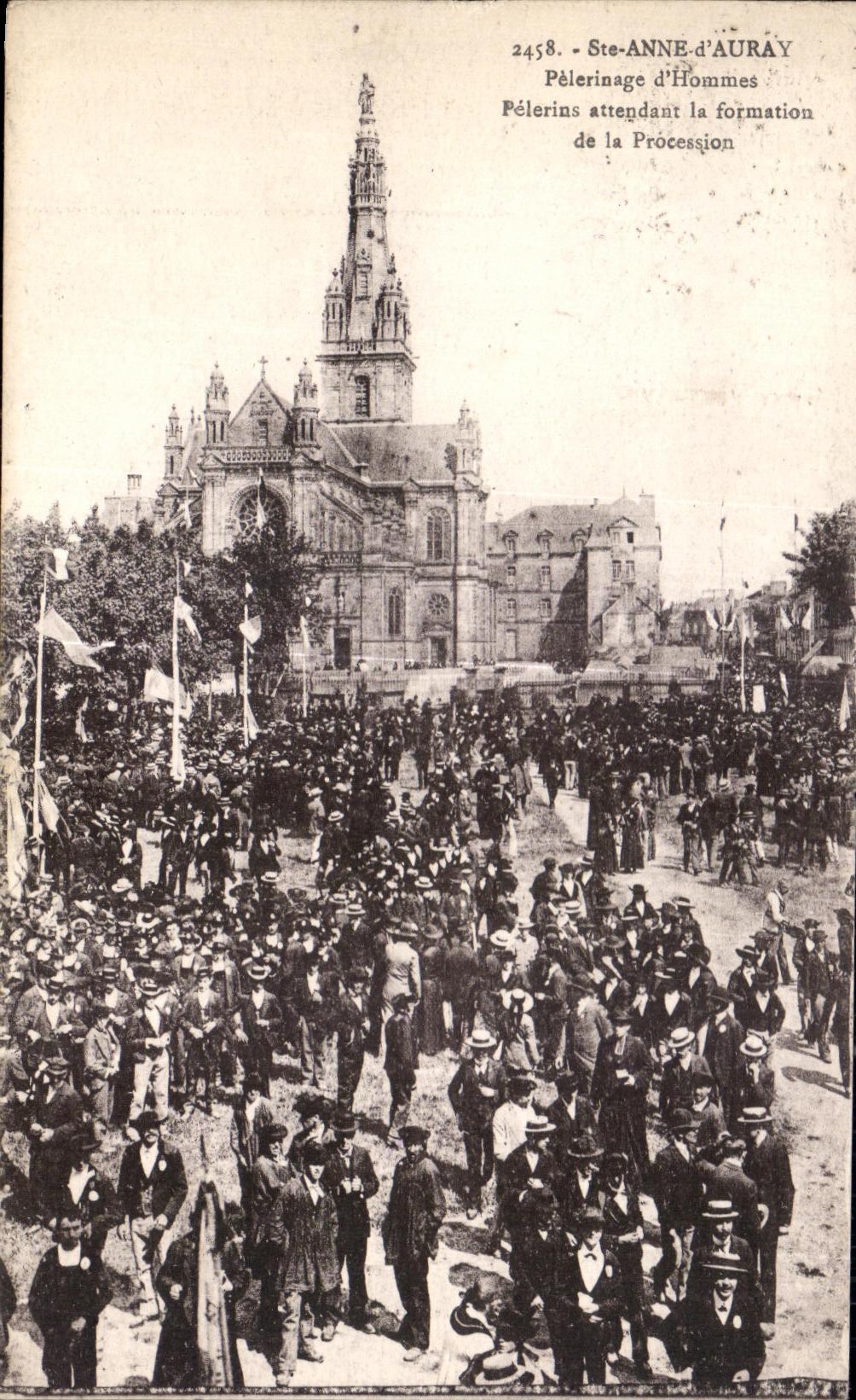 CPA Anne Auray Pilgrimage Men Pilgrims awaiting the formation of the Procession