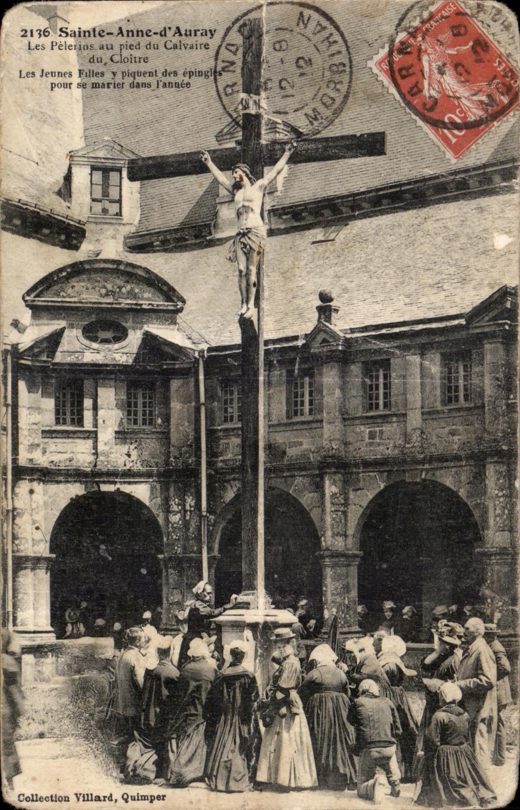 CPA Sainte Anne Auray Pilgrims with the foot of the Martyrdom of the Cloister Christ