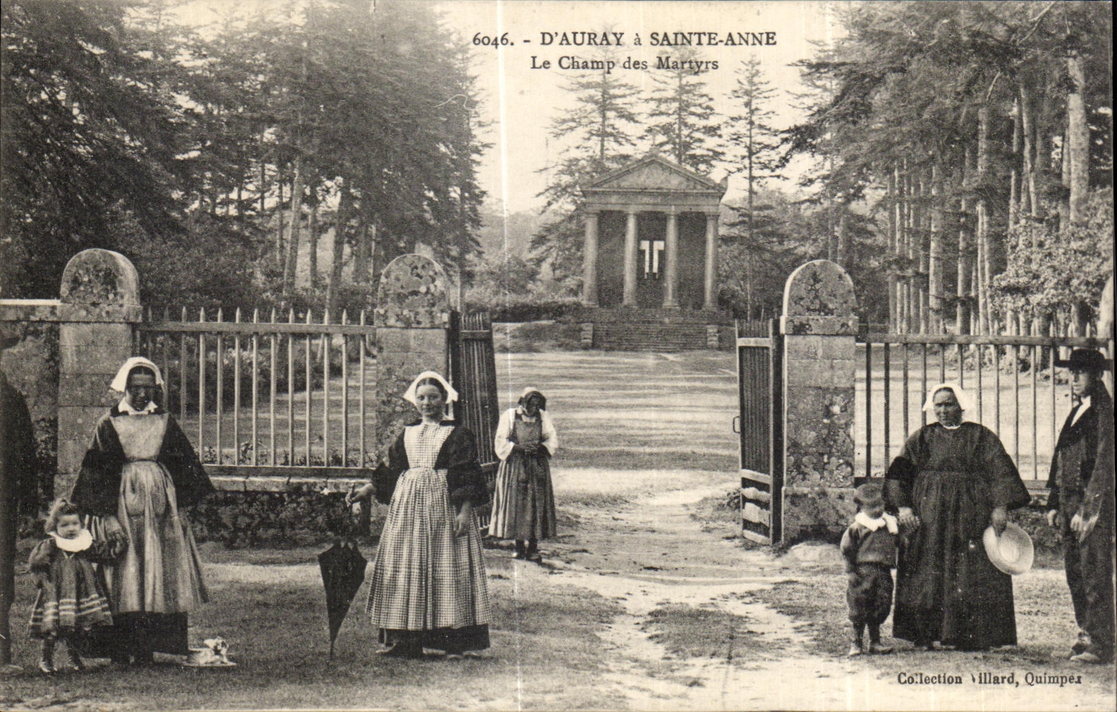 CPA Auray has Sainte Anne Le Champ Of the Martyrs Foklore Costume Caps Brittany