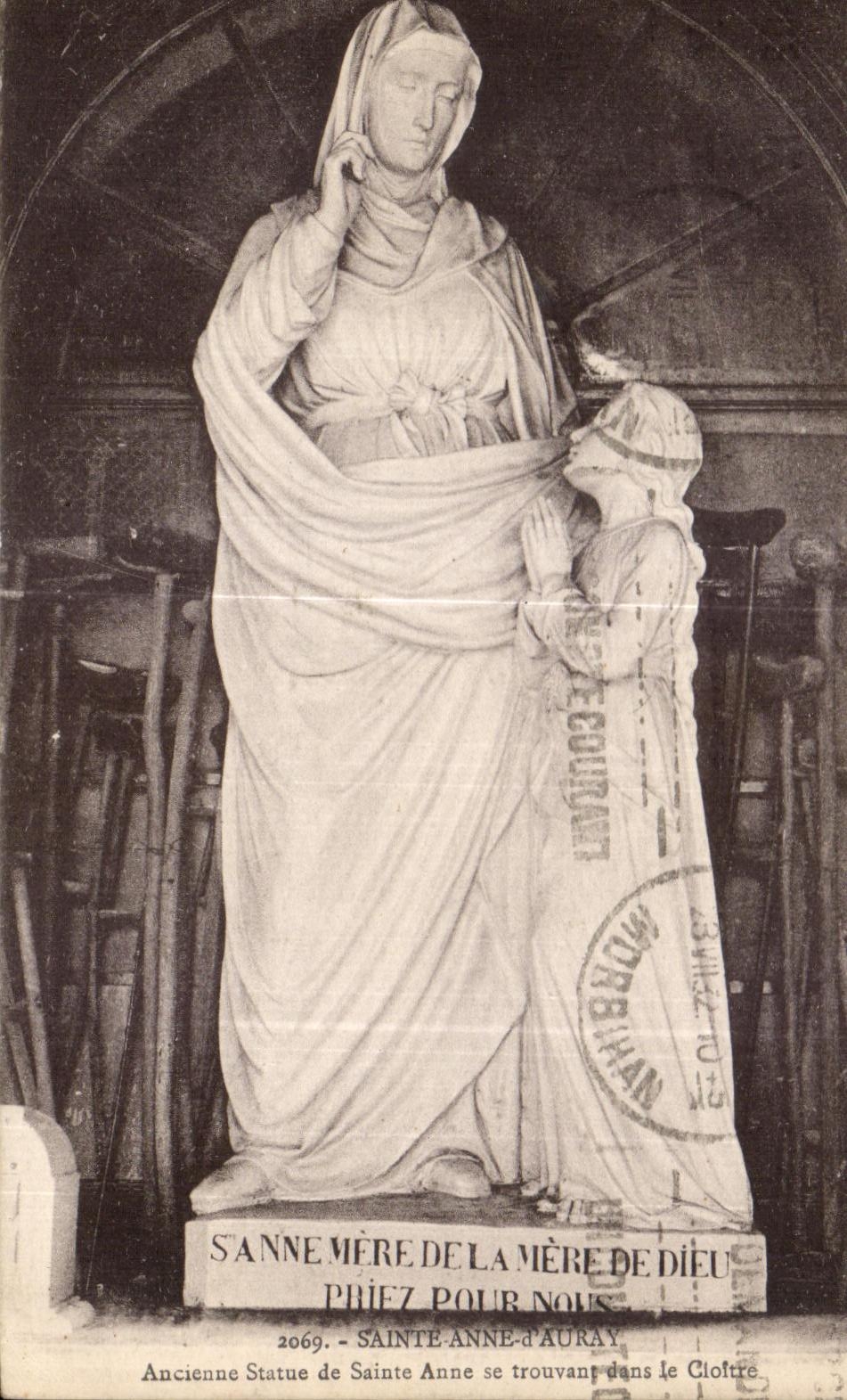 CPA Sainte Old Anne Auray Statue of Sainte Anne being in the Cloister