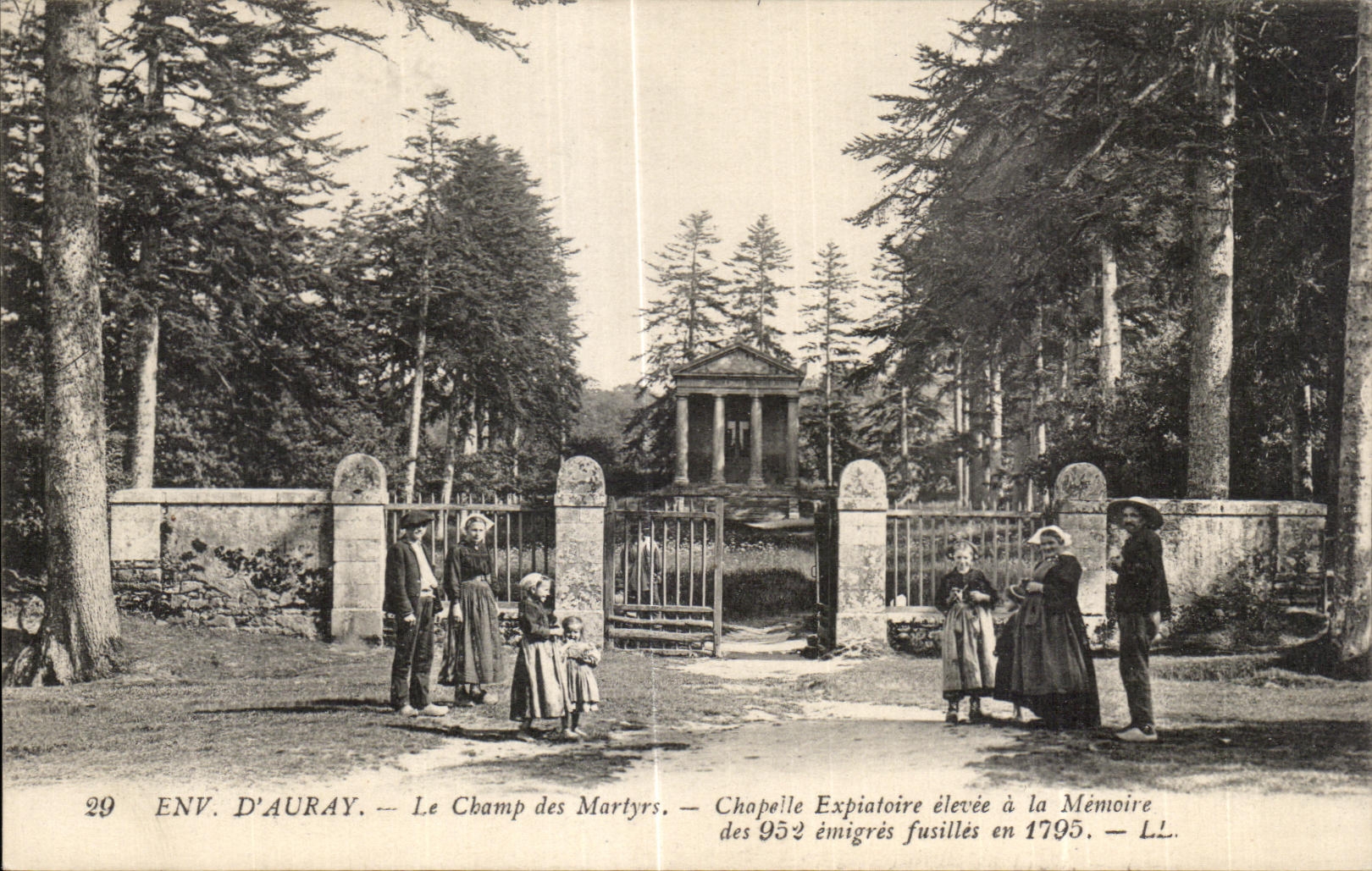 CPA Env Auray Le Field of the Martyrs high Expiatory Vault to the Memory Folklore Costume
