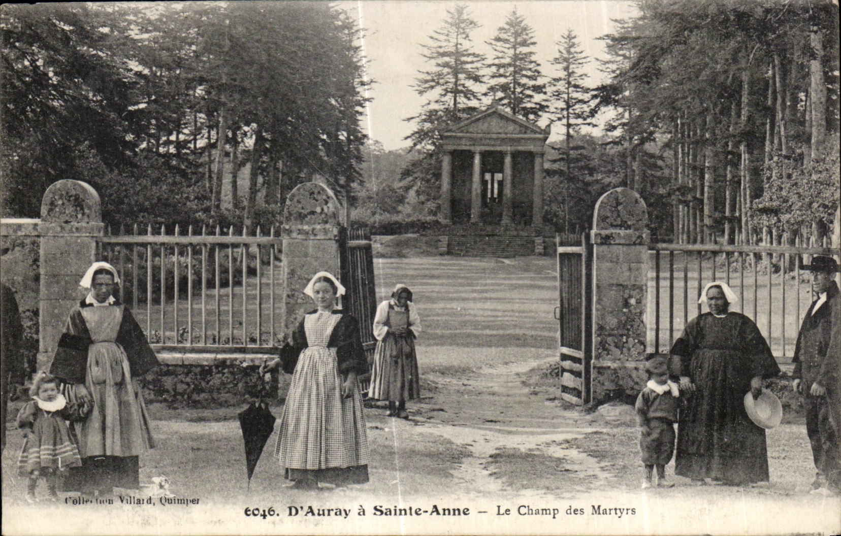 CPA Auray has Sainte Anne Le Champ of the Martyrs Folklore Costume