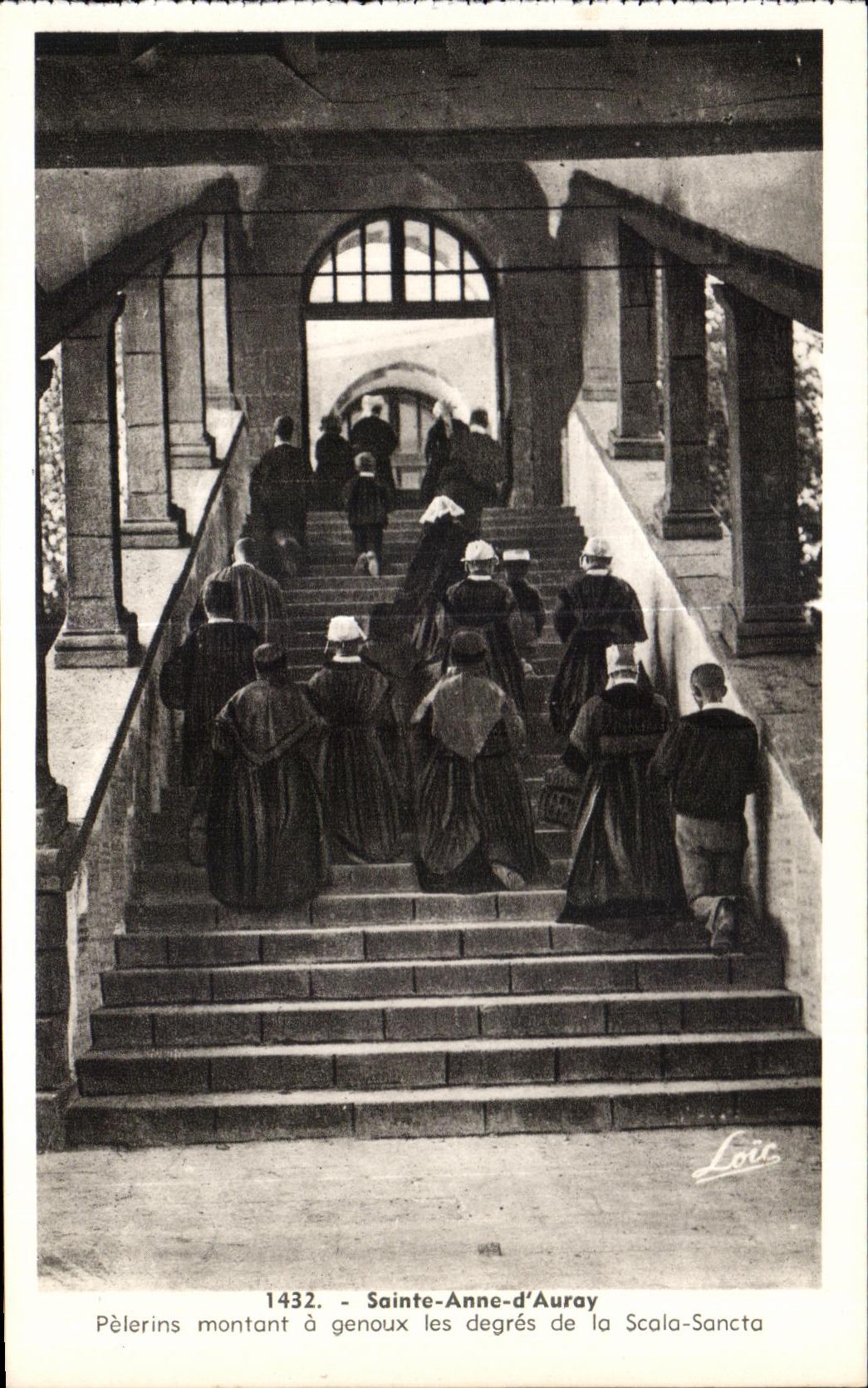 CPA Anne Auray Pelerins going up has Genoux the degrees of Scala Sancta