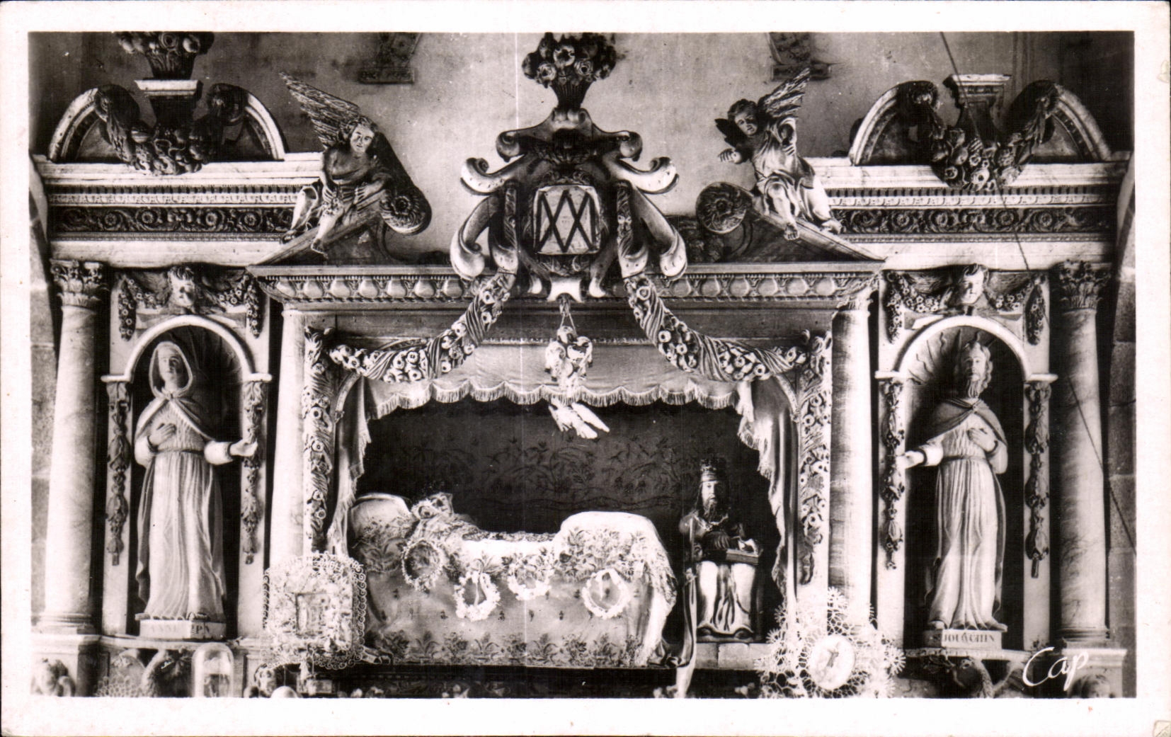 CPA Le Yaudet Autel de la Vierge Couchee
