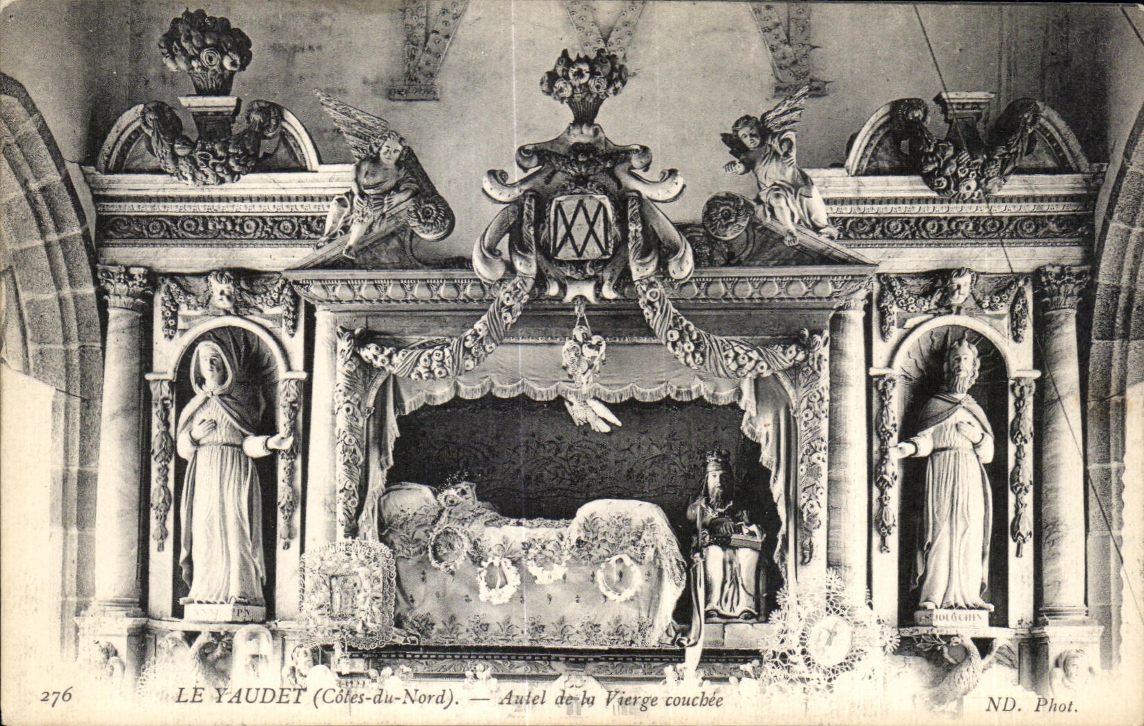 CPA Le Yaudet Autel de la Vierge Couchee