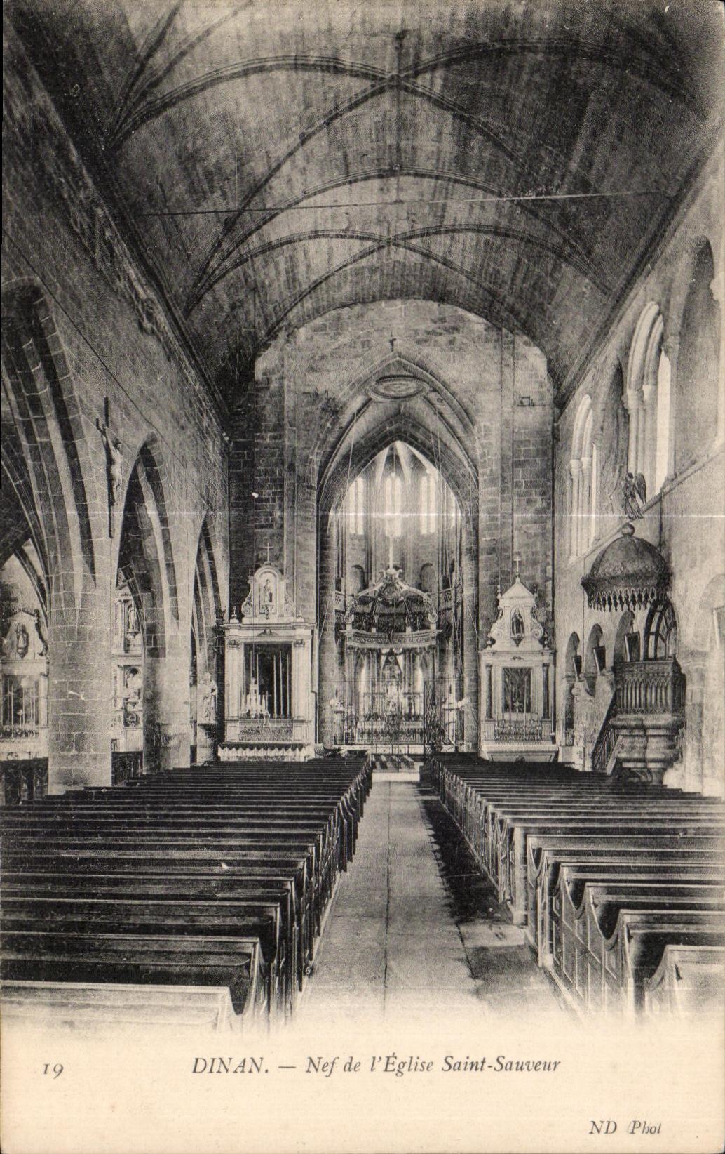 CPA Dinan Nef de l Eglise Saint Sauveur