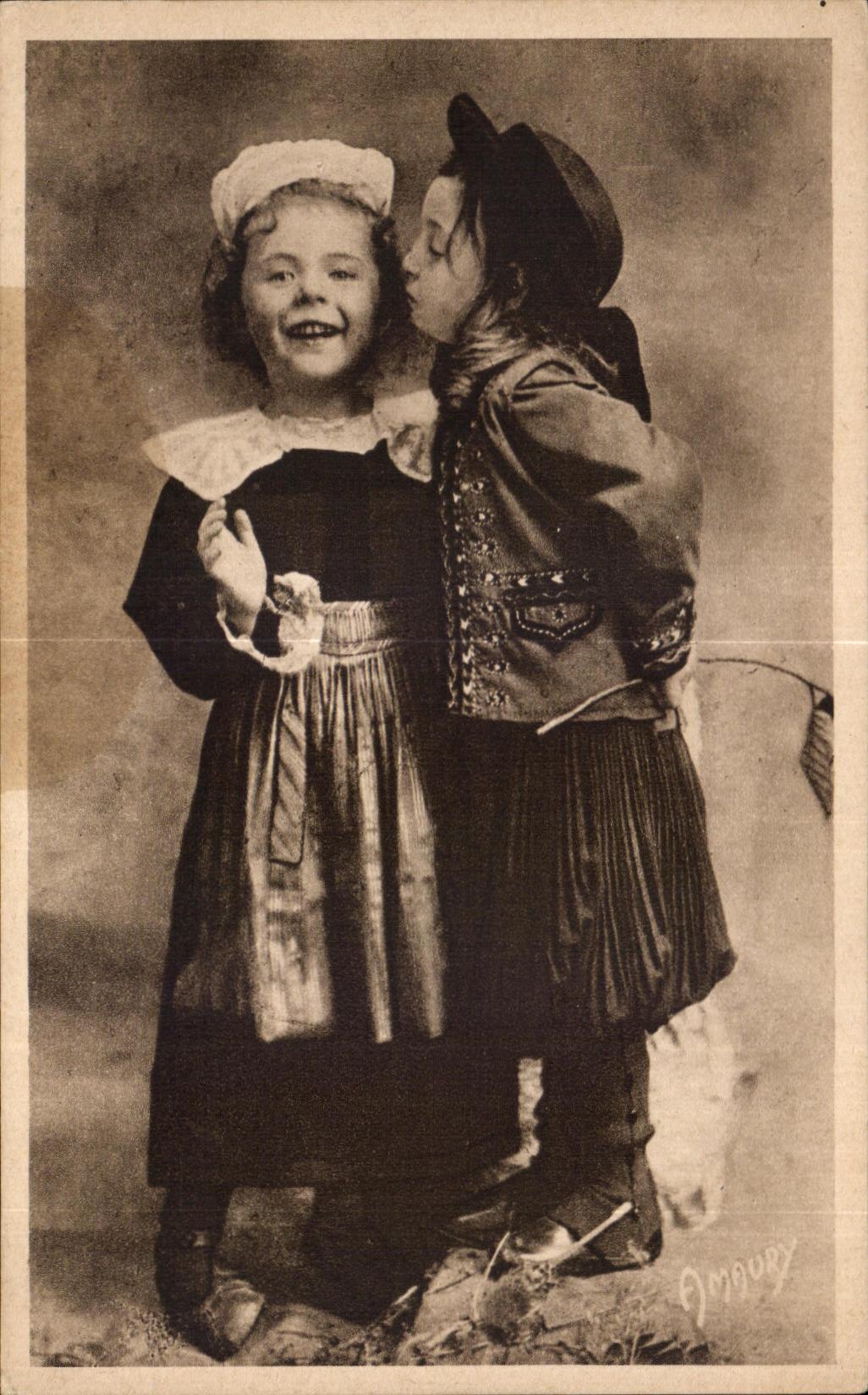 CPA Bretagne Les Petits Amoureux Folklore Costume Coiffe Enfants 