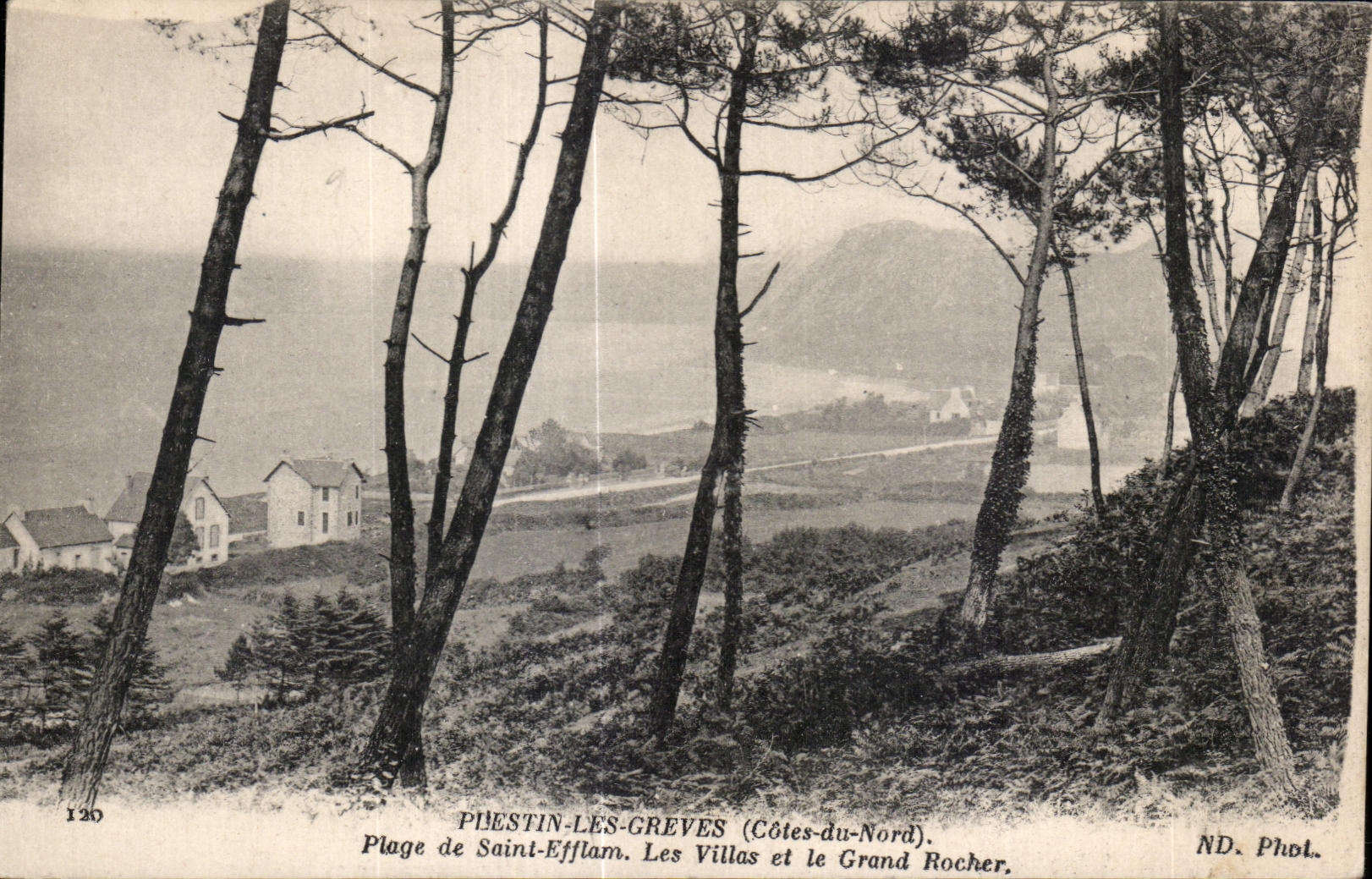 CPA Plestin Les Greves (Cote du Nord) Plage de Saint Efflam Les Villas et la Grand Rocher