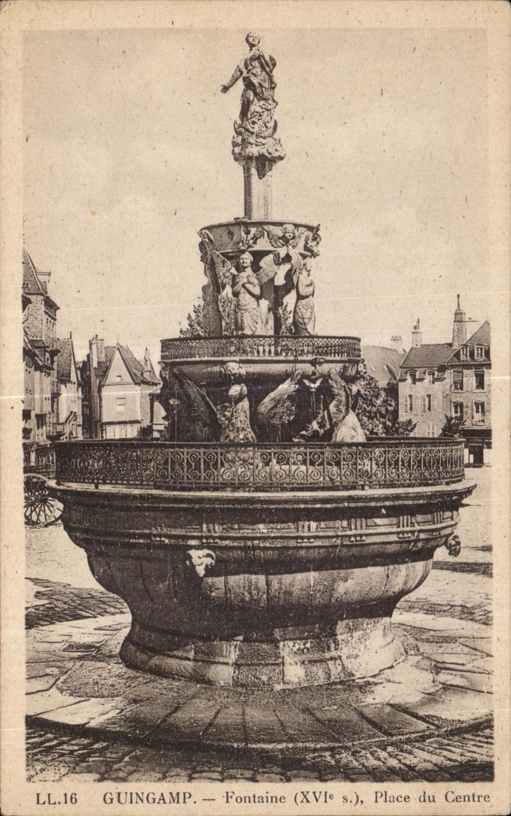 CPA Guingamp Fontaine Place du Centre