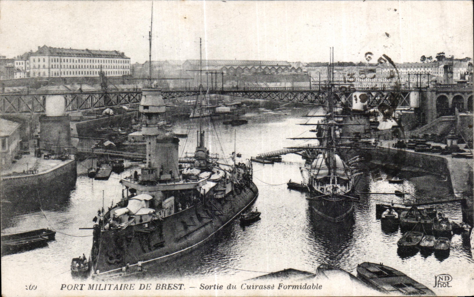 CPA Port Militaire De Brest Sortie du Cuirasse Formidable