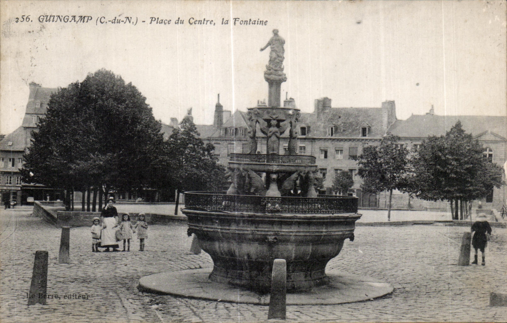CPA Guingamp Place du Centre la Fontaine Folklore Costume Coiffe