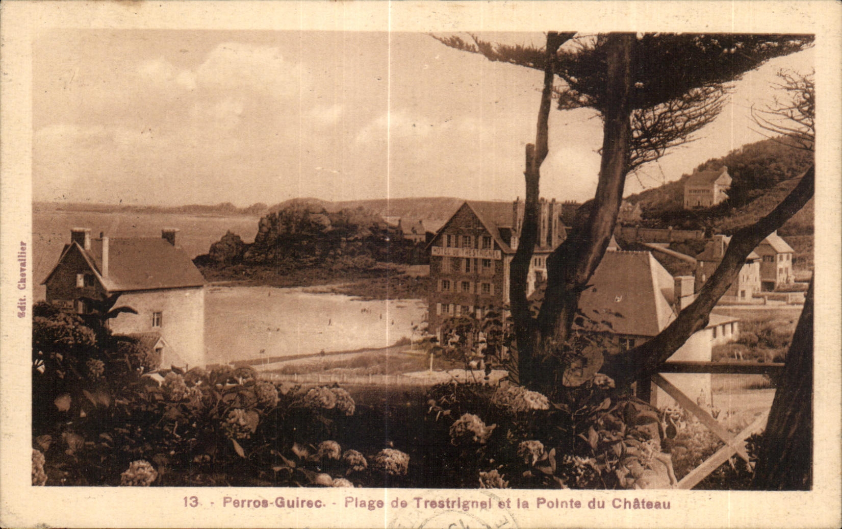 CPA Perros Guirec Plage de Trestrignel et la Pointe du Chateau