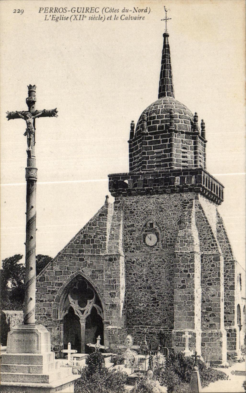 CPA Perros Guirec L Eglise et la Calvaire