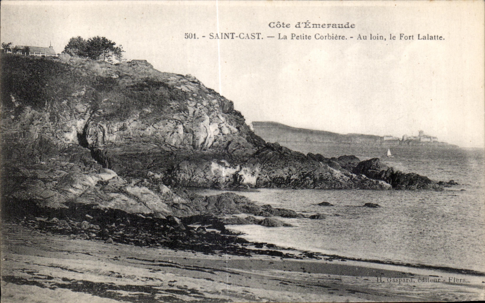 CPA St Cast La Pelite Corbiere Au loin le FOrt Lalatte