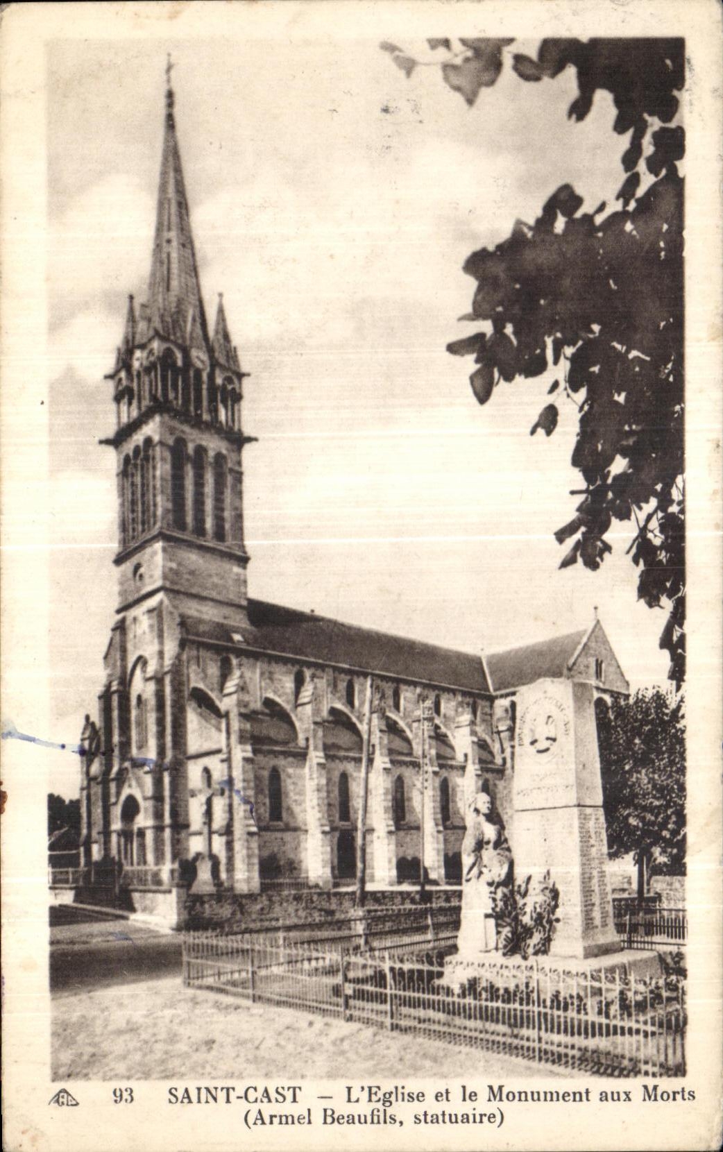 CPA Saint Cast L Eglise et le Monument aux moris