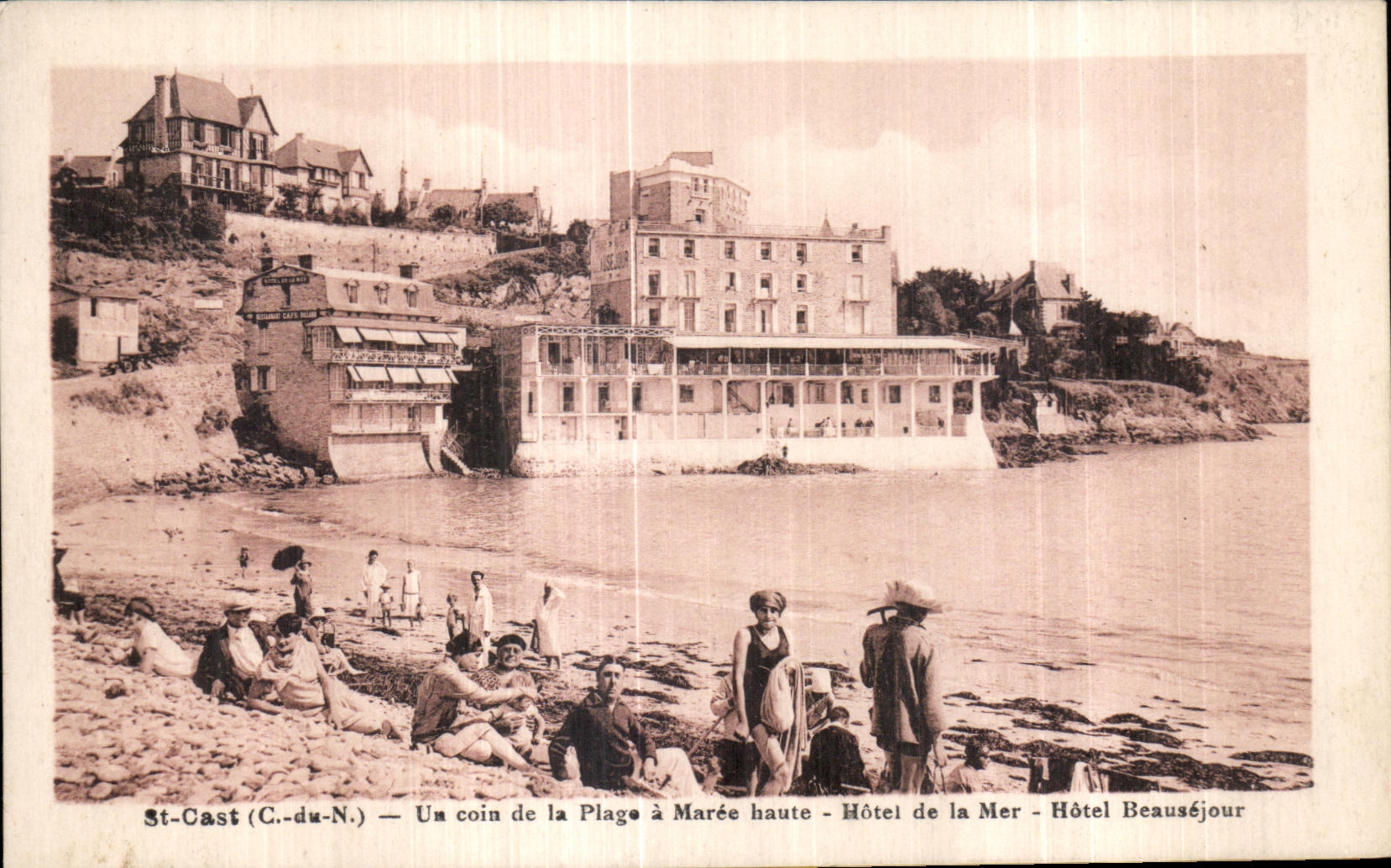 CPA Saint Cast un coin de la Plage de Maree Haute Hotel de la Mer