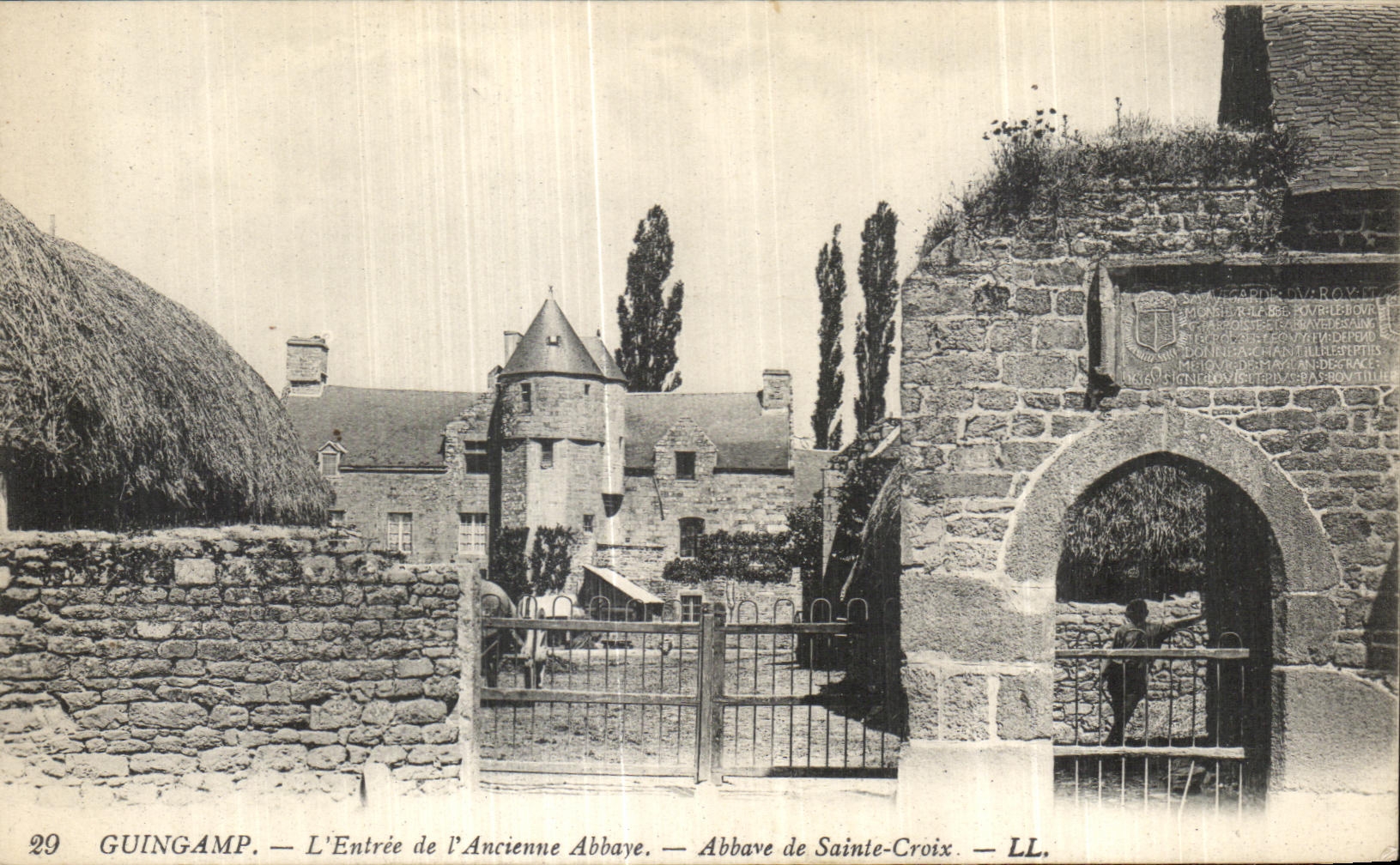 CPA Guingamp L Entree de l Ancienne Abbaye