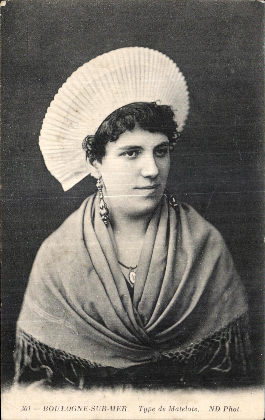 CPA Boulogne On Standard Sea of Matelole Folklore Costume