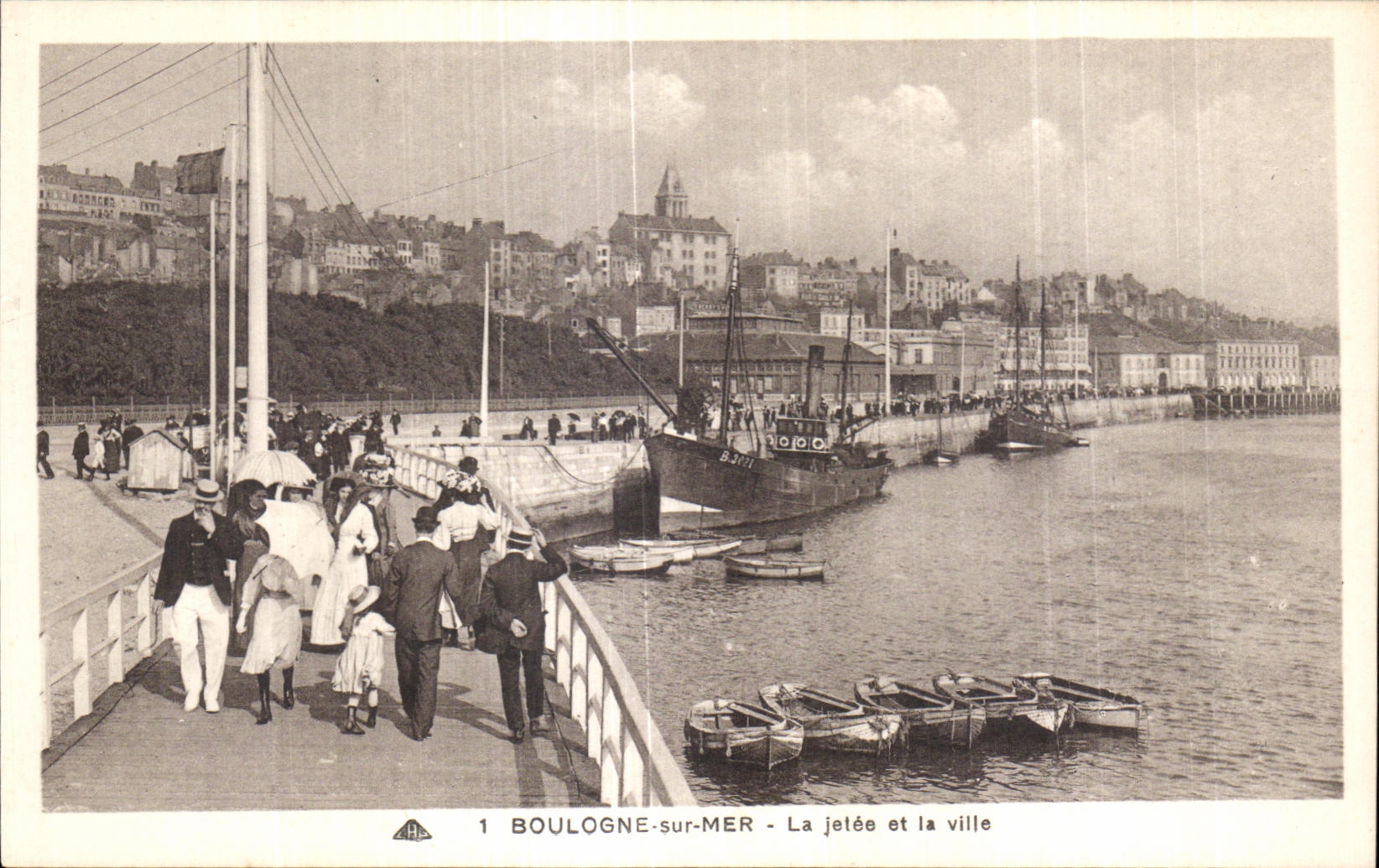 CPA Boulogne on sea the Pier and the Boats city