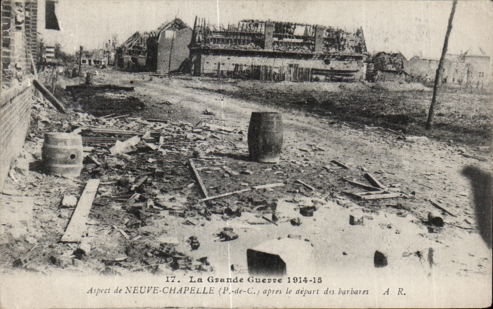 CPA La Grande Guerre Aspect de Neuve la Chapelle apres le depart des barbares