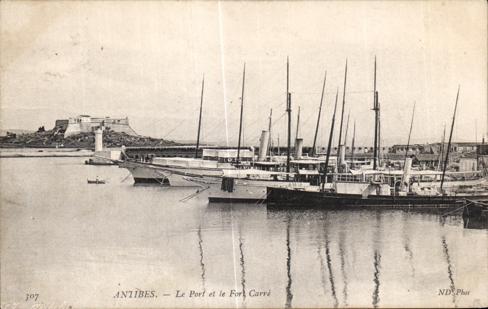 CPA Antibes Le Port et le Fort Carre Bateaux