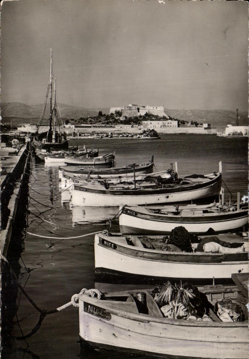 CPA Antibes Le Port et le Fort Carre Bateaux