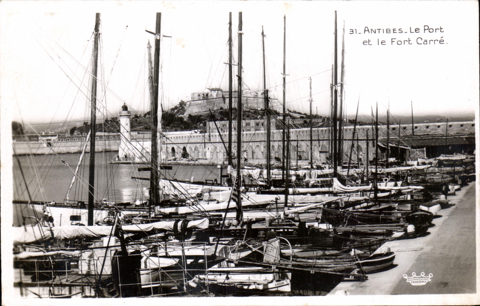 CPA Antibes Le port et le fort Carre Bateaux