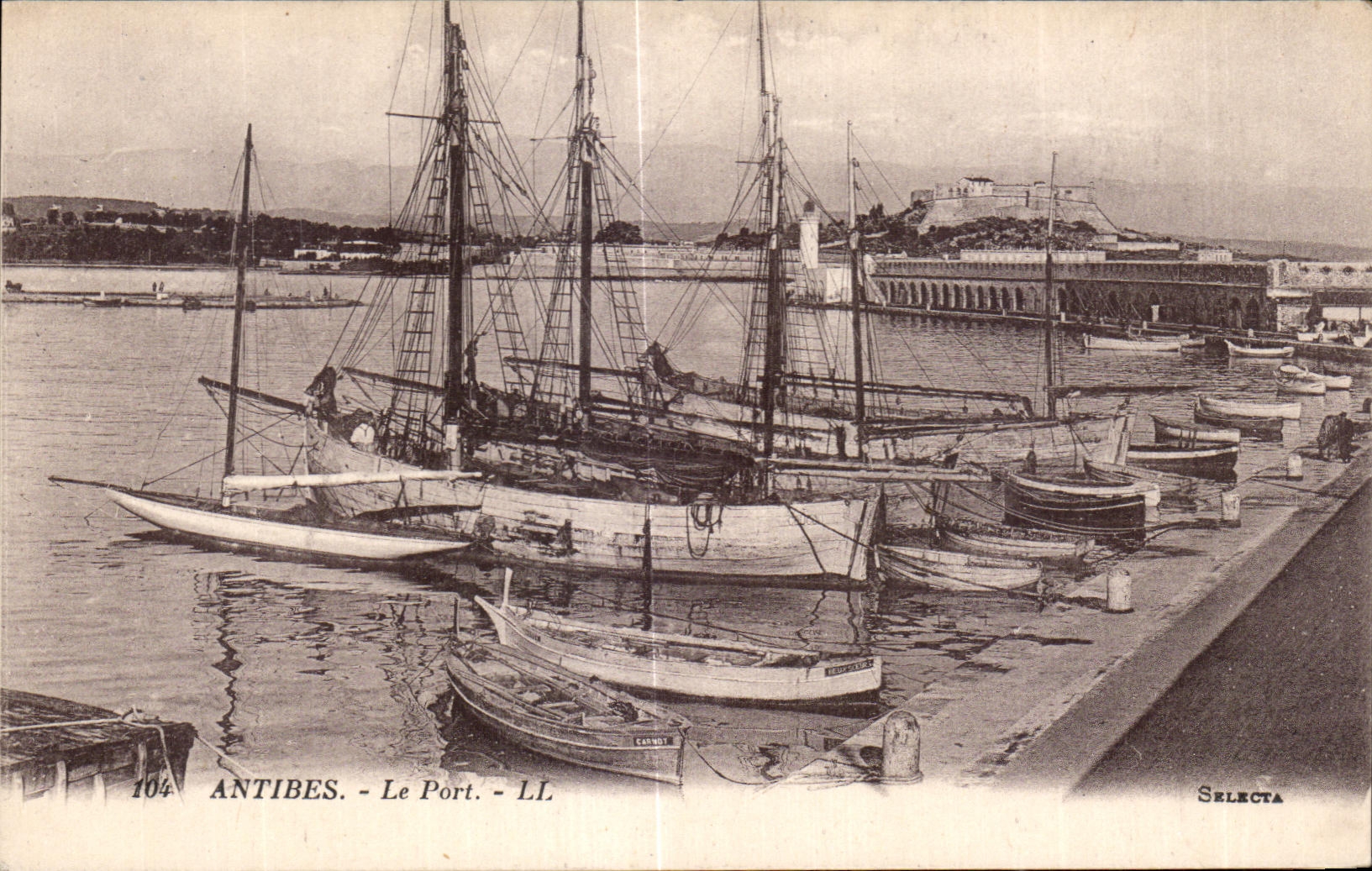 CPA Antibes Le port Bateaux 