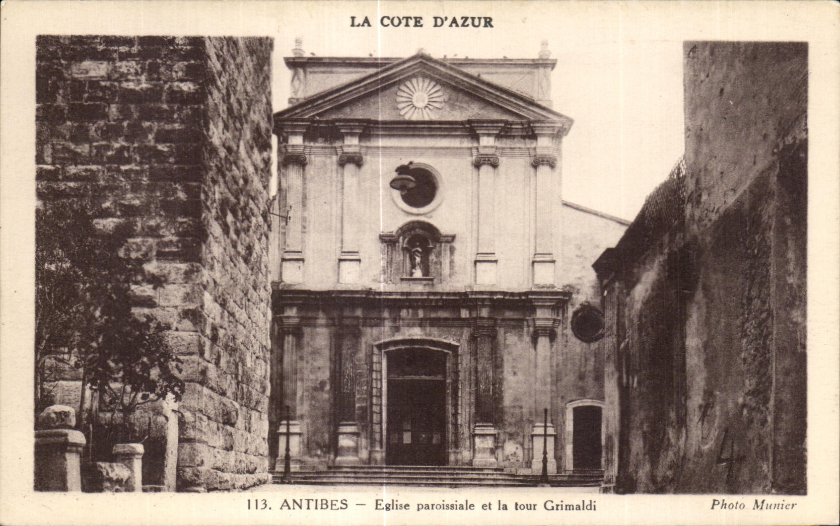 CPA Antibes Eglise Paroissale et la tour Grimaldi