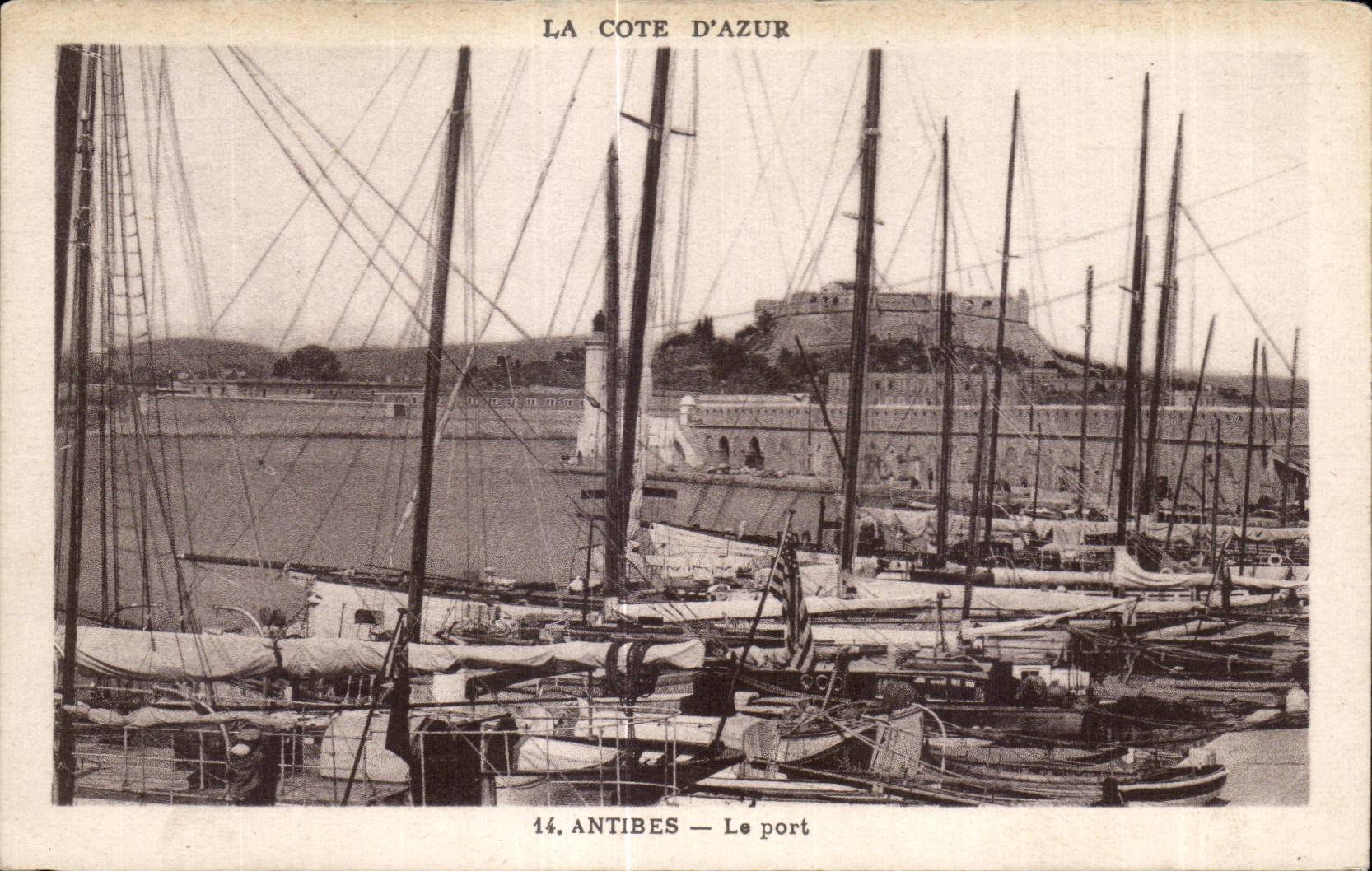 CPA Antibes Le port Bateaux 