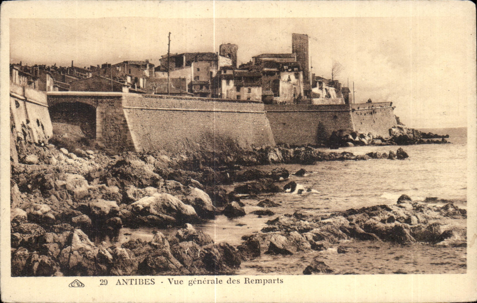 CPA Antibes vue generale des Remparts